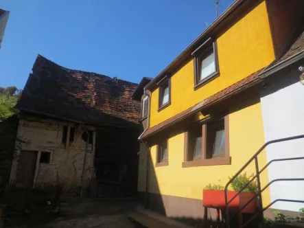 Hausansicht - Haus kaufen in Pfinztal -  Handwerker aufgepasst! Sanierungsbedürftiges EFH mit vielen Gestaltungsmöglichkeiten! 