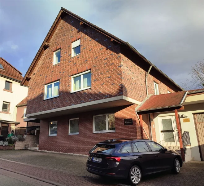 Frontansicht. - Haus kaufen in Königsbach-Stein - Solides 2 - 3 Familienhaus in Königsbach - Stein!