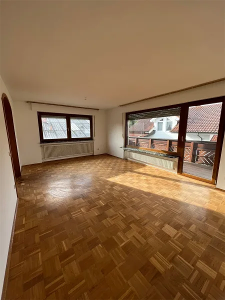 Wohnzimmer (Blick in den Raum) - Wohnung kaufen in Pforzheim - Etagenwohnung mit 109,18qm, Balkon und Stellplatz zu verkaufen 