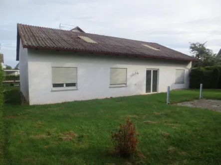 Rückansicht - Haus kaufen in Pforzheim - Alles auf einer Ebene! Wohnung mit Hauscharakter mit Garage u. Garten zu verkaufen