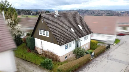 Außenansicht Luftaufnahme - Haus kaufen in Neuenbürg -  Mehrfamilienhaus mit Garten, Garage + Stellplatz im OT Waldrennach