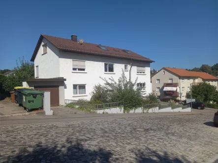 Seitenansicht - Haus kaufen in Ispringen - Großzügiges 2-3 Familienhaus in ruhiger Lage - weitere Preisreduktion