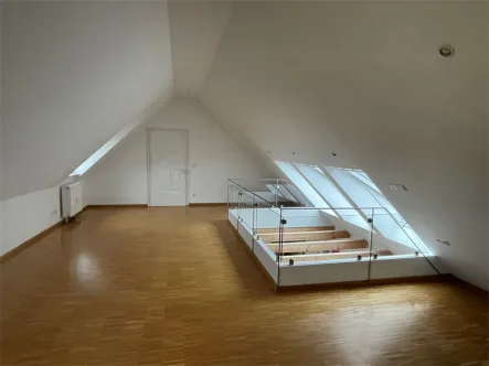 Wohnbereich im DG - Wohnung kaufen in Königsbach-Stein - Besondere Maisonette-Wohnung mit Wohlfühlcharakter - 3,5 Zimmer mit Galerie!