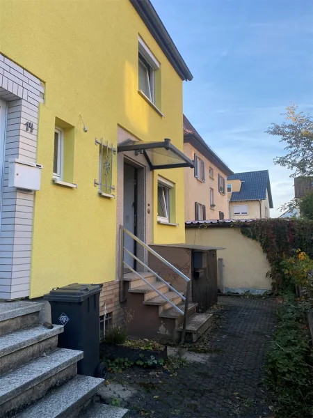 Rückansicht - Haus kaufen in Reutlingen - Gepflegtes Reiheneckhaussofort beziehbar