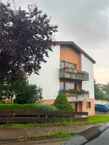 Aussenansicht - Wohnung kaufen in Schömberg - Schöne 3-Zimmer-Wohnung mit EBK und Balkon