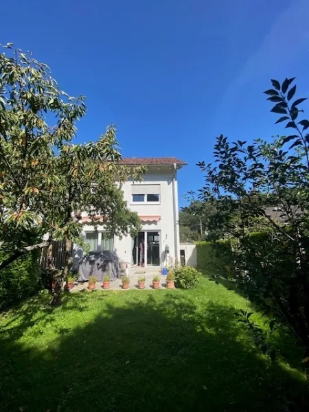 Gartenansicht - Haus kaufen in Baden-Baden - Helles Einfamilienhaus mit 4 Schlafzimmern, schönem Garten und großer Garage im Top-Zustand