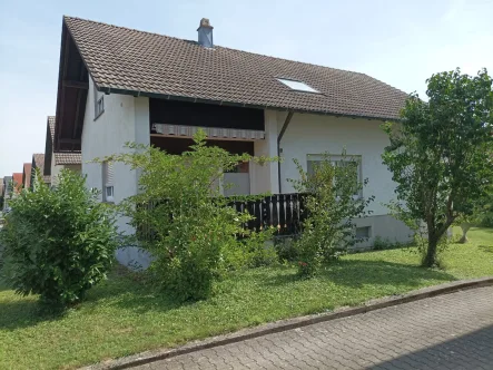 Hausansicht mit Balkon - Haus kaufen in Kraichtal - Tolles Wohnhaus mit 2 Wohnungen und großem Garten