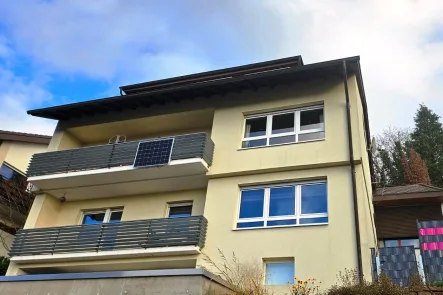 Frontansicht mit Balkon - Wohnung kaufen in Königsbach-Stein -  Frühstück auf der Terrasse  großzügige 3.5 Zi-Wohnung mit Gartenterrasse