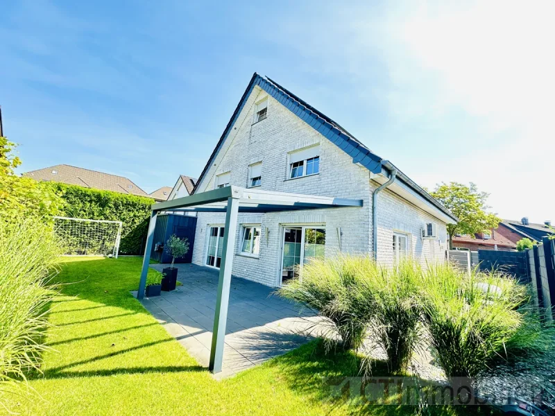 TB Vorderansicht - Haus kaufen in Duisburg - Modernes KfW 70 Energieeffizienz-EFH mit Erdwärmetechnik, 1.000 Mbit-Leitung & Photovoltaikanlage. Nahe Dinslaken.