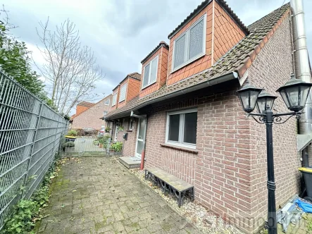 Vorderansicht - Haus kaufen in Duisburg - Junges Baujahr – Doppelhaushälfte, 4 Schlafzimmer, Garage und Garten in ländlicher, dennoch zentraler Lage.