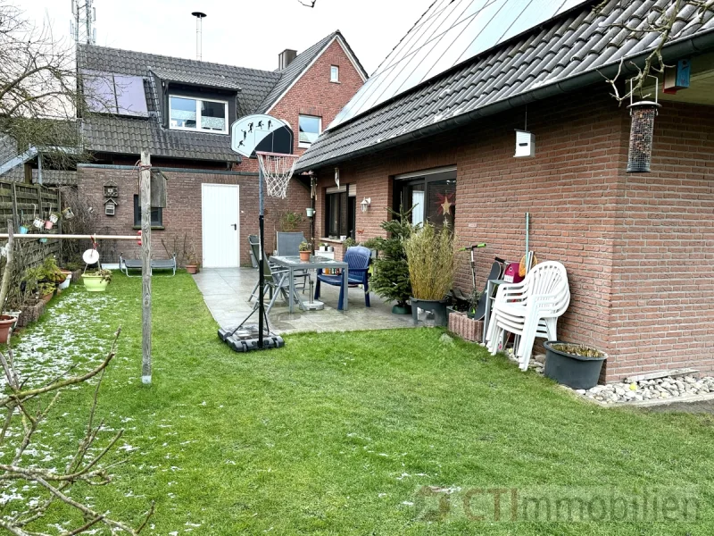 Rückansicht und ruhige Terrasse hinter dem Haus