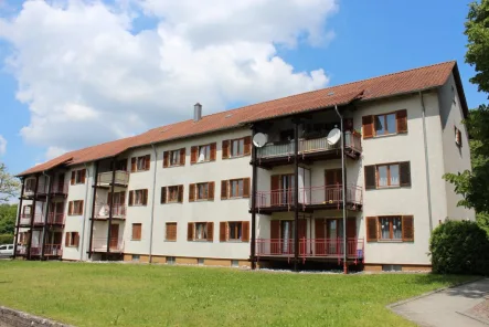 Hausansicht  - Wohnung kaufen in Süßen - Ruhig und naturnah gelegene 3-Zimmerwohnung mit Balkon im Erdgeschoss. 