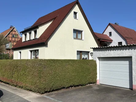 Hausansicht - Haus kaufen in Göppingen - Charmantes Einfamilienhaus mit Garage und Potenzial