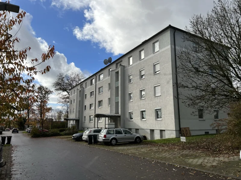 Hausansicht vorne - Wohnung kaufen in Göppingen - Sofort frei: Teilrenovierte 3 1/2 Zimmer-ETW. mit Freistellplatz im Bürgerhölzle