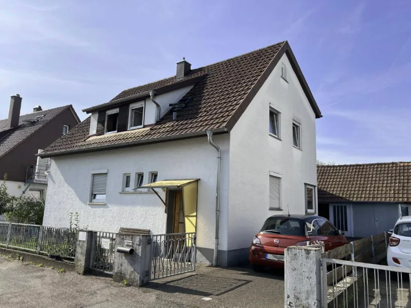 Hausansicht - Haus kaufen in Göppingen - Familienfreundliches Zweifamilienwohnhaus mit Garten