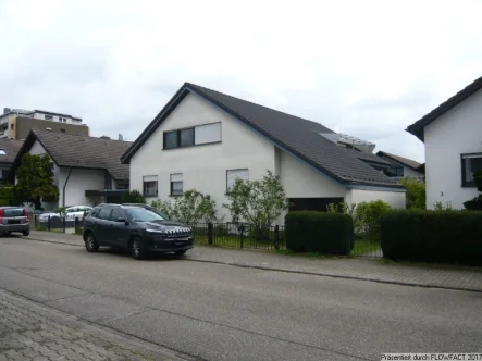 Exposebild - Haus kaufen in Stutensee - Stutensee-Blankenloch - Großes Zweifamilienhaus mit einer freien Wohnung