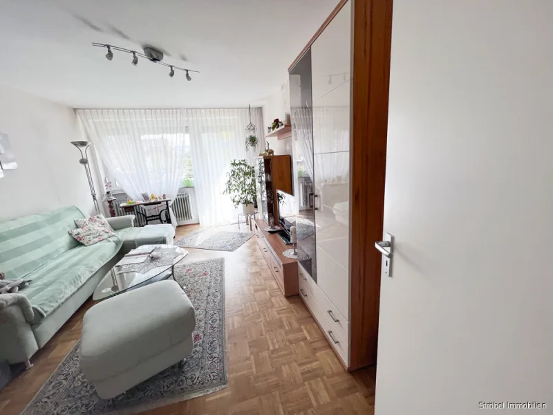 Wohnzimmer - Wohnung kaufen in Stuttgart / Untertürkheim - Keine Käuferprovision: 2-Zimmerwohnung mit Tiefgaragenstellplatz in zentraler Stuttgarter Lage