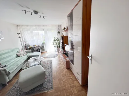 Wohnzimmer - Wohnung kaufen in Stuttgart / Untertürkheim - Keine Käuferprovision: 2-Zimmerwohnung mit Tiefgaragenstellplatz in zentraler Stuttgarter Lage