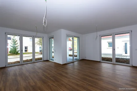 Wohnzimmer - Haus kaufen in Dörzbach - Gemütlicher Bungalow mit Photovoltaik-Anlage zu verkaufen - Neubau
