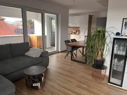 Wohnzimmer - Wohnung mieten in Crailsheim - Moderne 2-Zimmerwohnung inkl. EBK über den Dächern von Crailsheim zu mieten