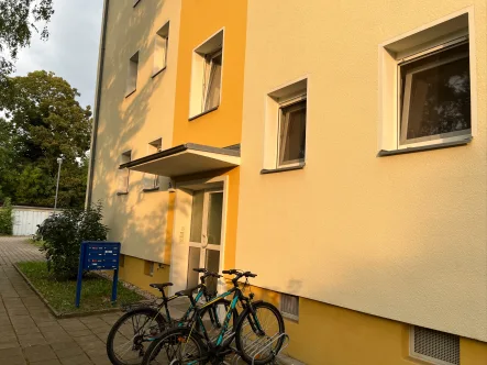 Hauseingang - Wohnung kaufen in Dresden - AREAS: Vermietete 3-Raum-Wohnung mit Balkon in Strehlen zu verk.