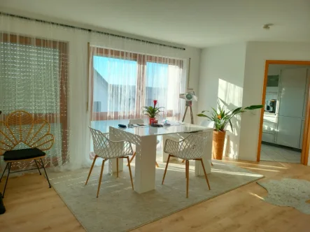 Essbereich - Wohnung mieten in Waldbronn-Etzenrot - Stilvolle, modernisierte 3-Zimmer-Wohnung mit 2 Balkonen  **möbliert**