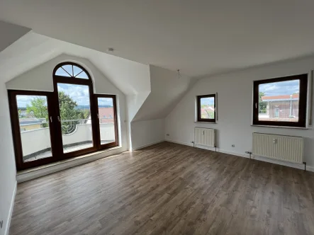 Wohnzimmer - Wohnung kaufen in Öhringen - Gut geschnittene, schicke 2-Zimmer Wohnung mit Balkon, ruhige Lage