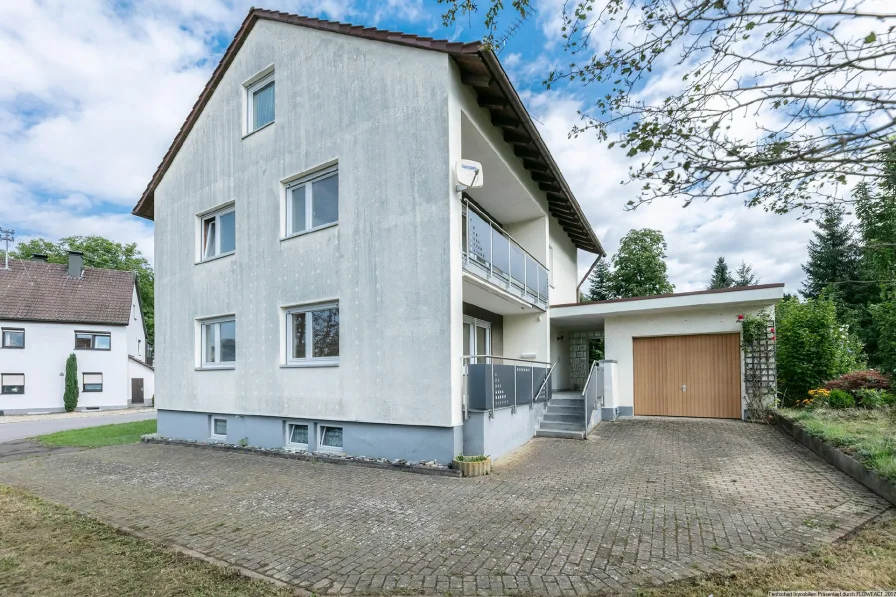 Titelbild - Haus kaufen in Hüttisheim - Vielfältige Nutzungsmöglichkeiten & großes Potenzial!