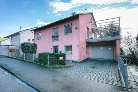 Straßenansicht - Haus kaufen in Elchingen - Modernisiertes Zweifamilienhaus am Sonnenhang