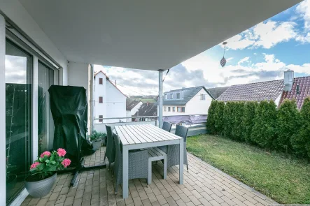 Titelbild - Wohnung kaufen in Lonsee - Traumhaftes Zuhause im EG: Großzügige Wohnung mit Terrasse
