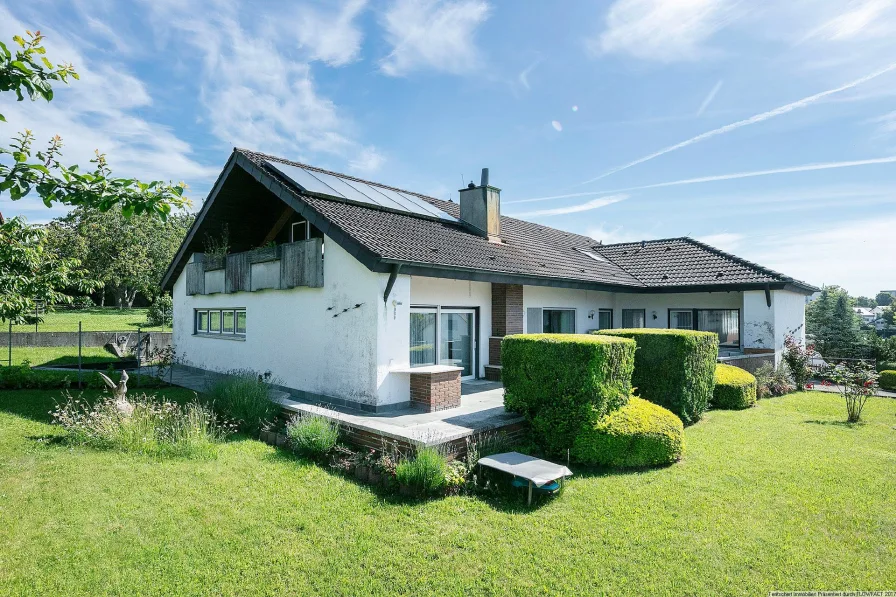 Ansicht - Haus kaufen in Ehingen - Großes Einfamilienhaus in bester Lage und mit Ausbaupotenzial!