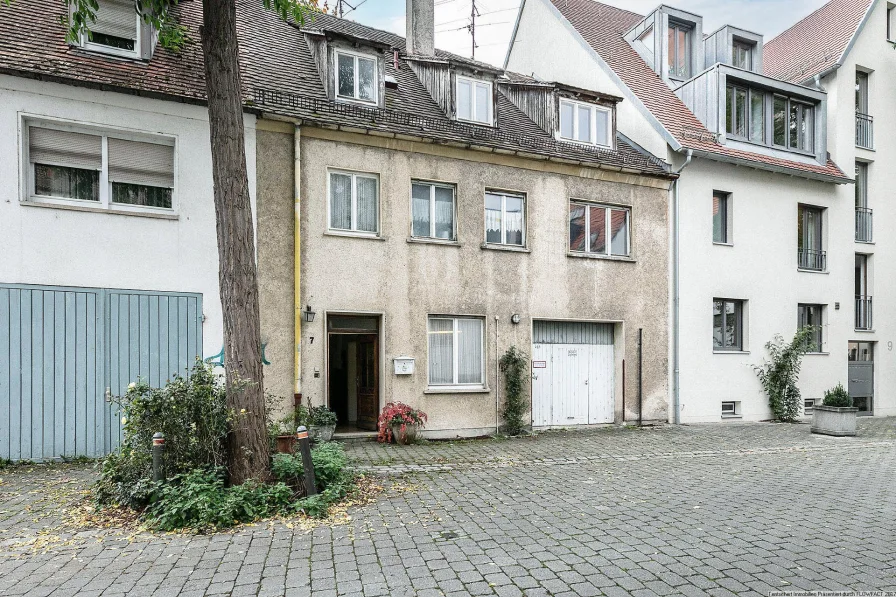 Objektansicht - Haus kaufen in Ulm - - Wohnen mitten in der Stadt - Renovierungsbedürftiges ZFH mit Bürofläche