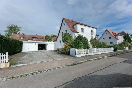 Objektansicht - Haus kaufen in Ulm - - Vielseitig Nutzbar - EFH mit Nebengebäude in Wiblingen