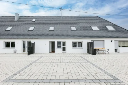 Titelbild - Haus kaufen in Pfaffenhofen an der Roth - - PROVISIONSFREI - Saniertes Familienidyll am Ortsrand - Wohnen, wo die Natur beginnt