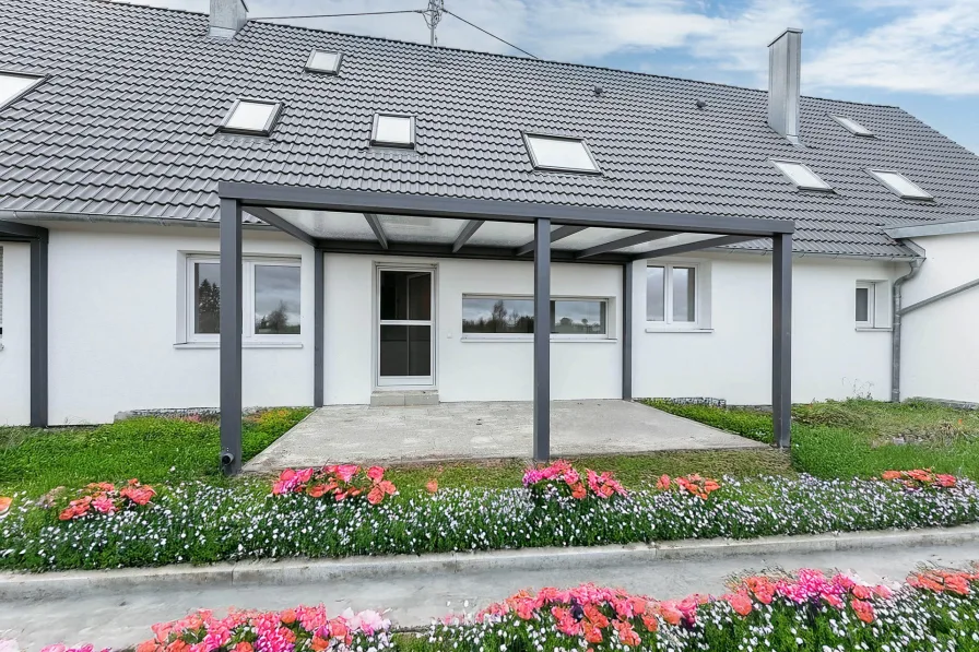 Titelbild - Haus kaufen in Pfaffenhofen an der Roth - - PROVISIONSFREI - Saniertes Familienidyll am Ortsrand - Wohnen, wo die Natur beginnt