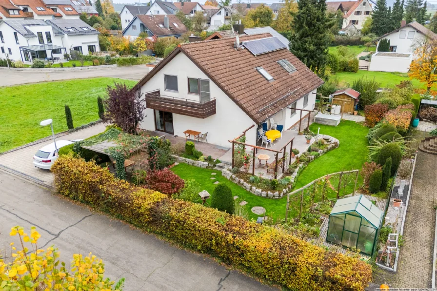 Ansicht - Haus kaufen in Erbach - Großzügig Wohnen und das Leben im Traumgarten genießen!