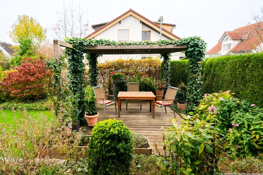 Holzterrasse mit Pergola