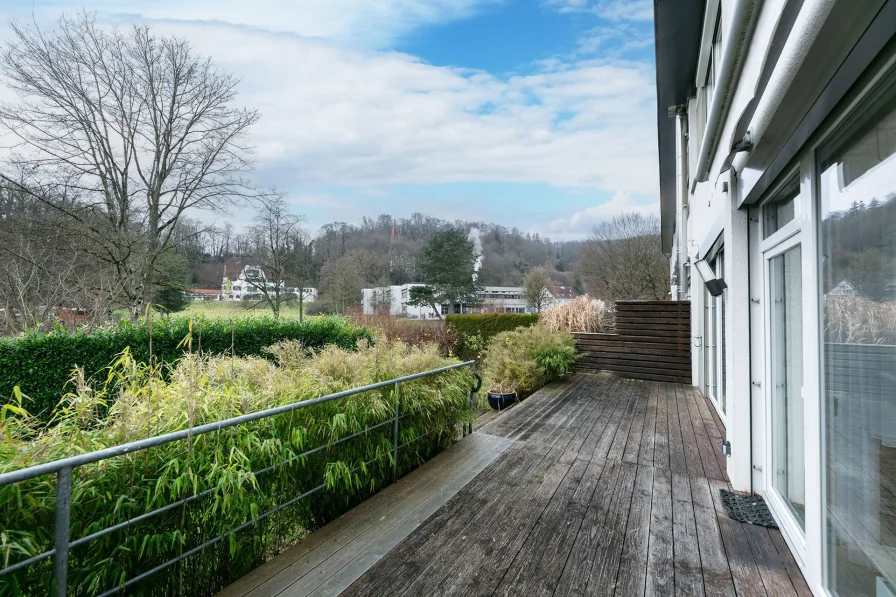 Terrasse mit Stufen in den Garten