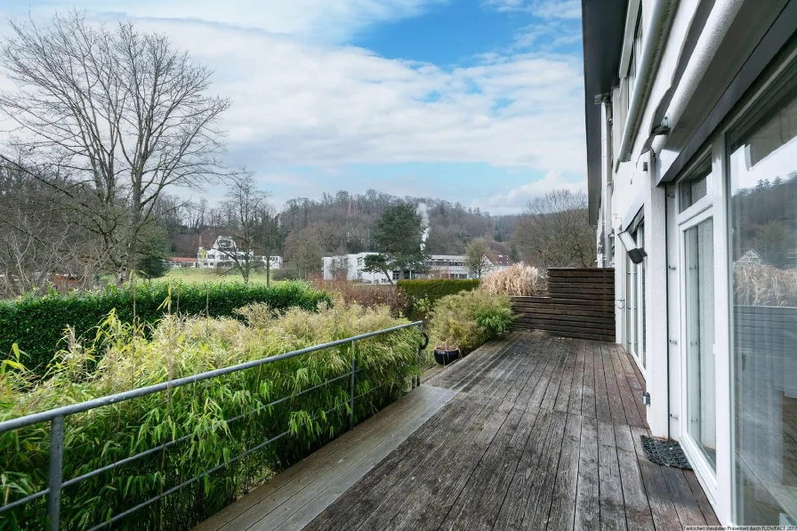 Terrasse mit Stufen in den Garten