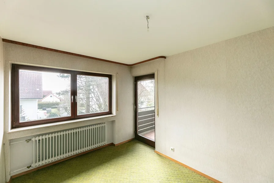 Kinderzimmer 1 mit Blick auf den Balkon EG