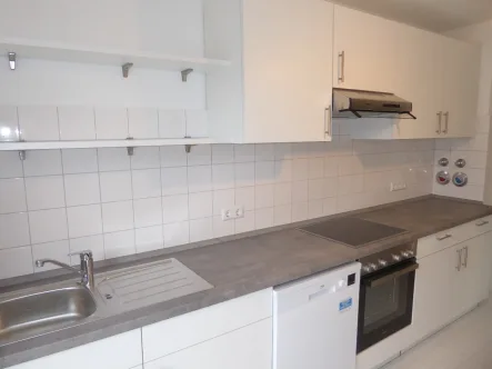 Küchenzeile mit Balkon - Wohnung mieten in Karlsruhe - Studenten-Wohngemeinschaft - 4-ZIMMER, 2 BALKONE UND EINBAUKÜCHE