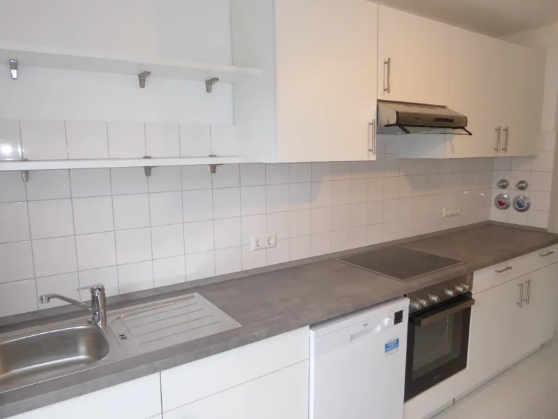 Küchenzeile mit Balkon - Wohnung mieten in Karlsruhe - 4-Zimmer WG mit 2 Balkonen und Einbauküche