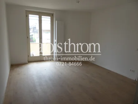 Wohnzimmer mit Balkon - Wohnung mieten in Karlsruhe - Renovierte 2-Zimmer-Stadtwohnung