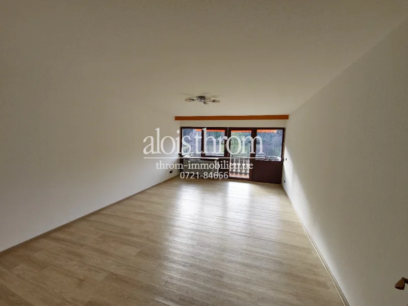 Wohnzimmer mit Balkon - Wohnung kaufen in Bad Herrenalb - Charmante 3-Zimmer-Wohnung mit und Blick ins Grüne