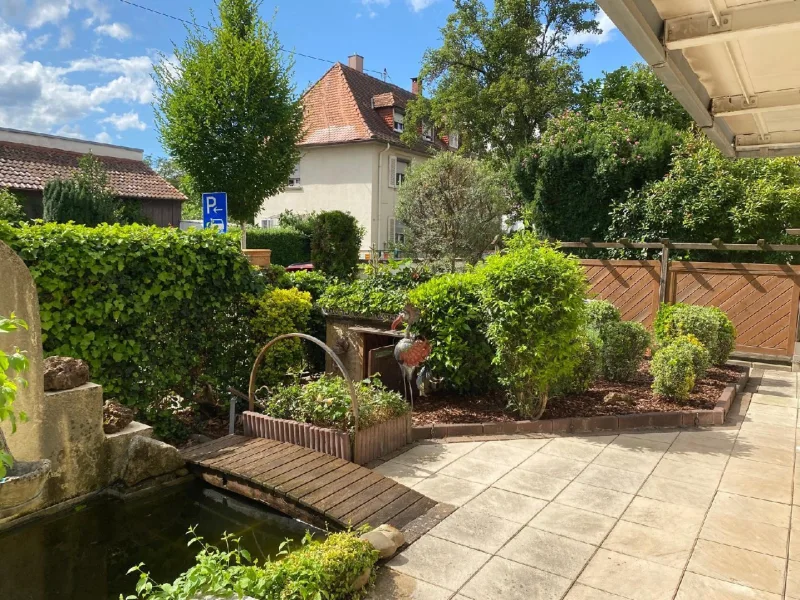 Garten mit Terrasse - Wohnung kaufen in Karlsruhe - LICHTDURCHFLUTETES WOHNGLÜCK MIT KAMIN UND IDYLLISCHEM GARTEN