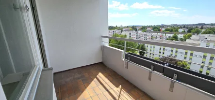 Balkon mit Aussicht - Wohnung kaufen in Ludwigsburg - Gut geschnittene 3,5- Zi.- Whg mit schöner Aussicht  im 7.OG mit Aufzug