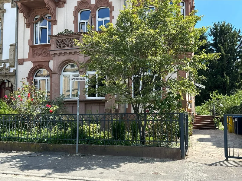 Hausansicht - Wohnung mieten in Heidelberg - Möblierte 2 Zi.-Wohnung mit Terrasse und Gartenmitbenutzung in Heidelberg Neuenheim zu vermieten!