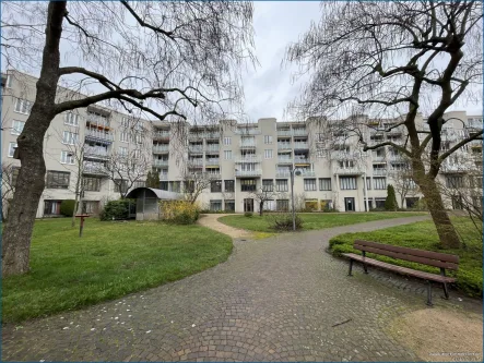 Gartenanlage - Wohnung kaufen in Karlsruhe - Stadtwohnung Karlsruhe 3-ZW mit Balkon und kleinem Wintergarten! **provisionsfrei**
