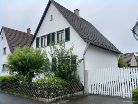 Seitenansicht - Haus kaufen in Weingarten - Kleines, feines Haus mit einem Nebengebäude, einer Hoffläche und einem Garten! **provisionsfrei**