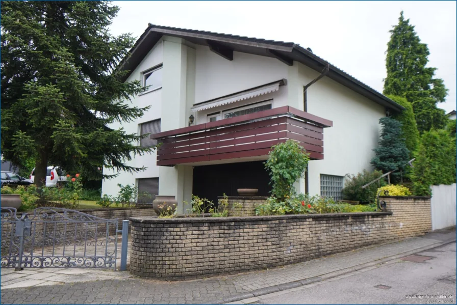 Hausansicht - Haus kaufen in Karlsruhe-Grünwettersbach - Frei stehendes Einfamilienhaus mit ganz viel Potenzial ! **provisionsfrei**